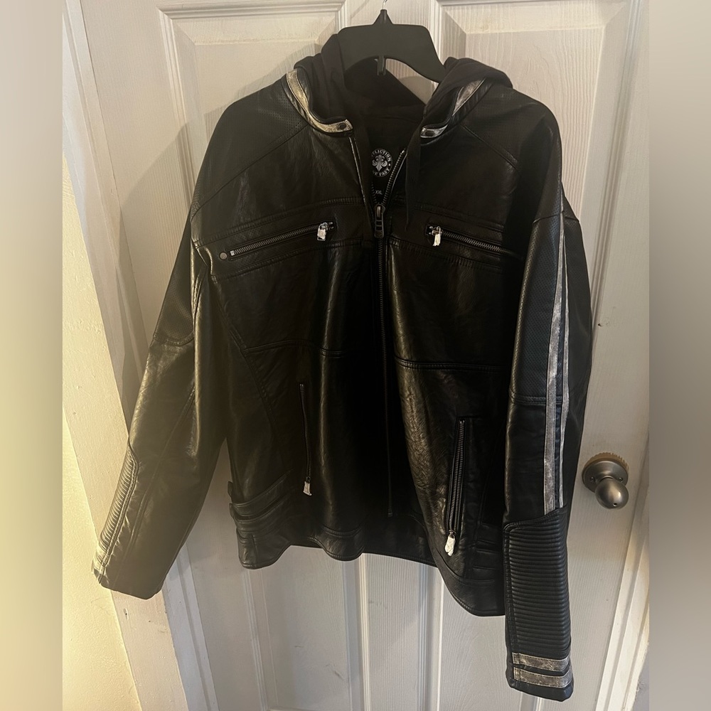 I’m selling a fairly new affliction leather jacket.